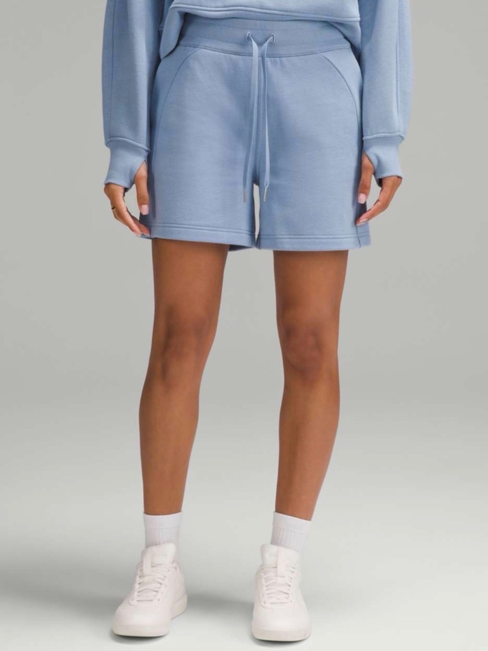 Lululemon Scuba High-Rise Short 5"
Size: 6
Blue Willow